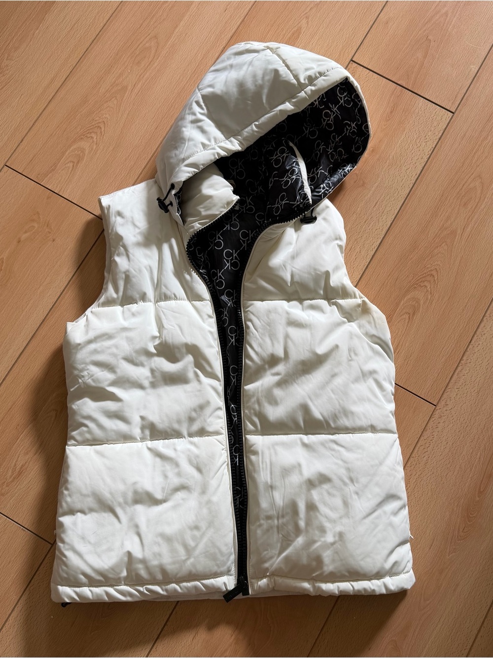 Calvin Klein women’s White Hooded Puffer Vest with Logo Lining